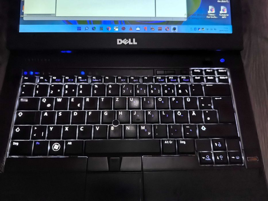 Laptop Dell,procesor i3,cu tastatura iluminata,DDR3,hard disk 500 gb
