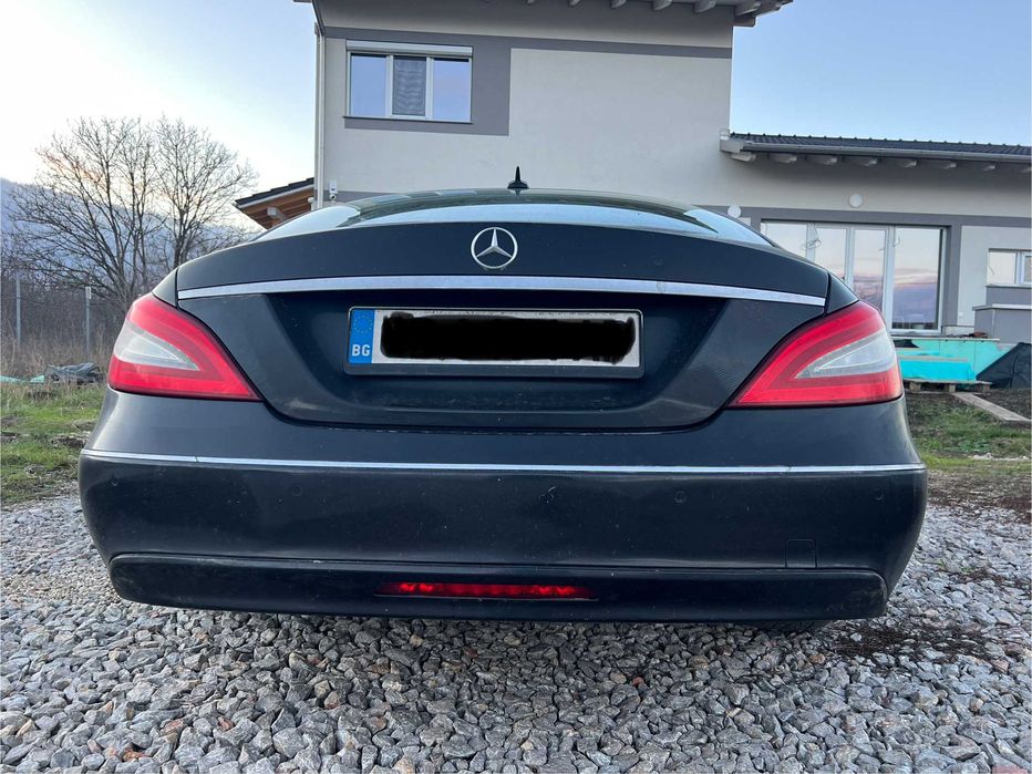 Продавам Мерцедес CLS 350 черен металик в идеално състояние