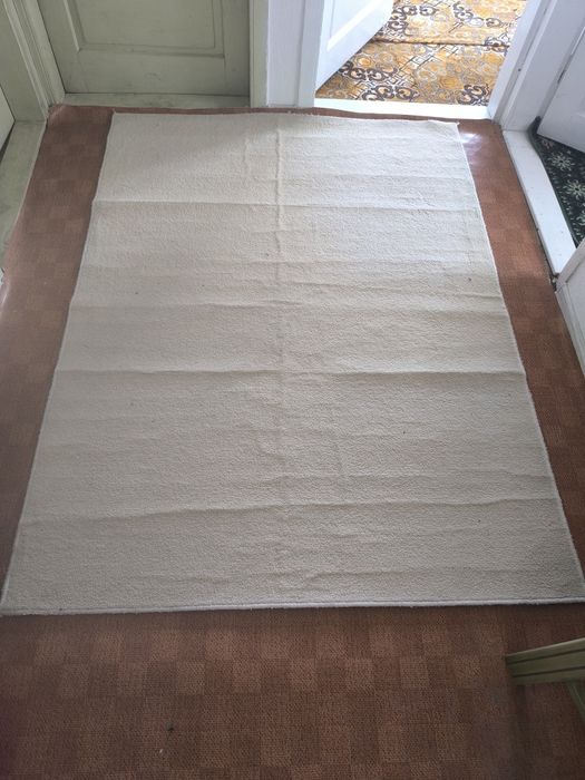 Килим бледо жълт