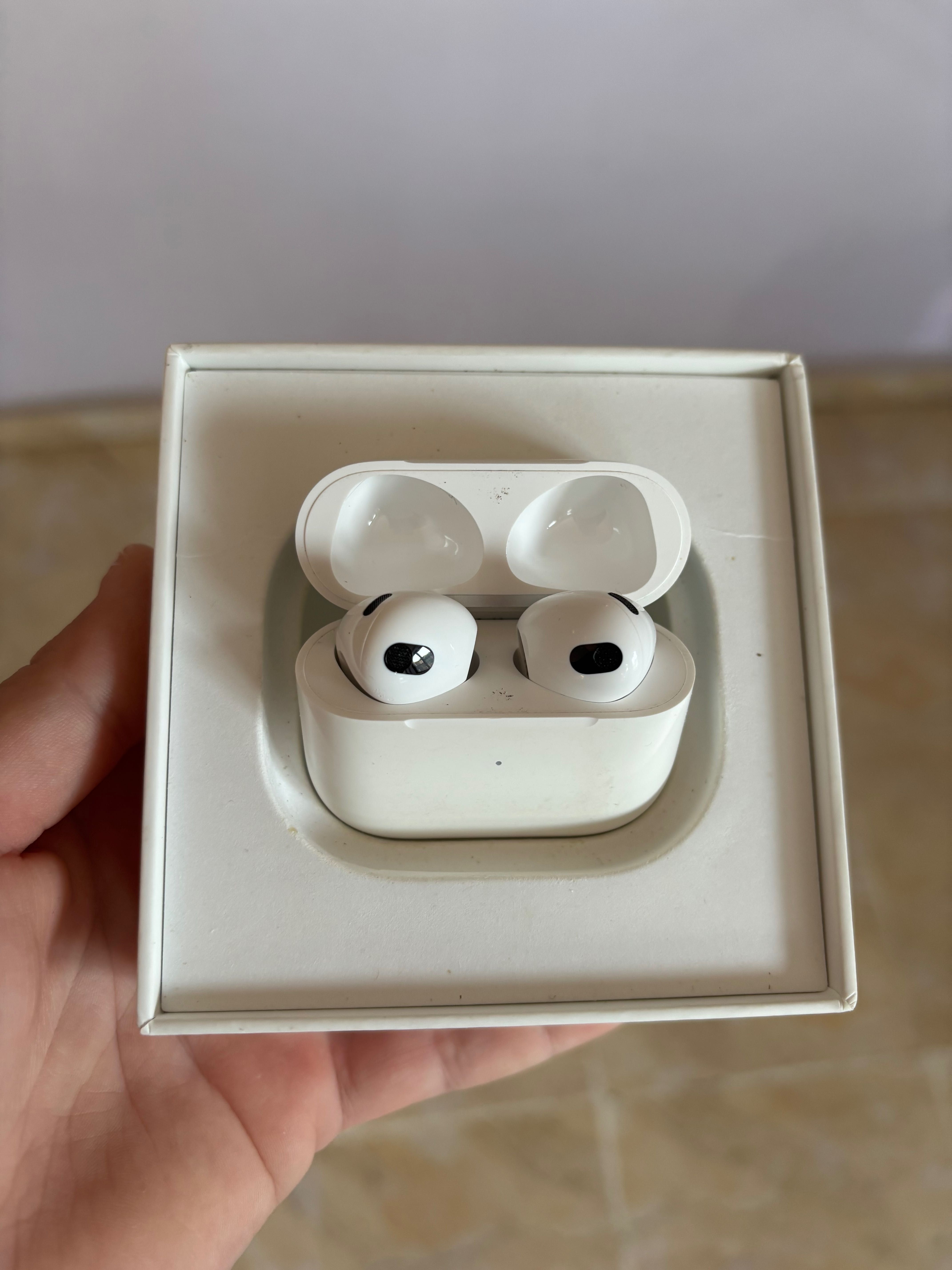 Apple AirPods 3.