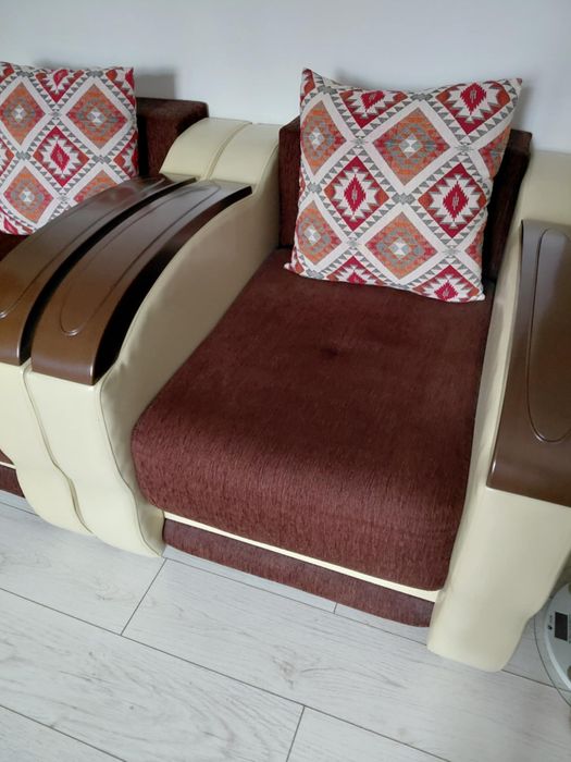 Se dau spre vanzare doua fotolii