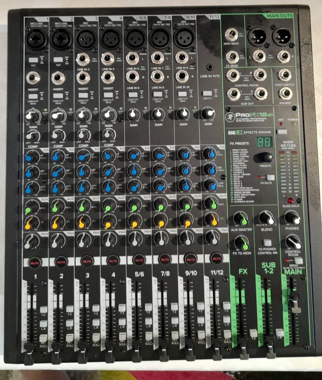 De vanzare boxaRcf 310 activa+ mixer activ Mackie Pro Fx12v3