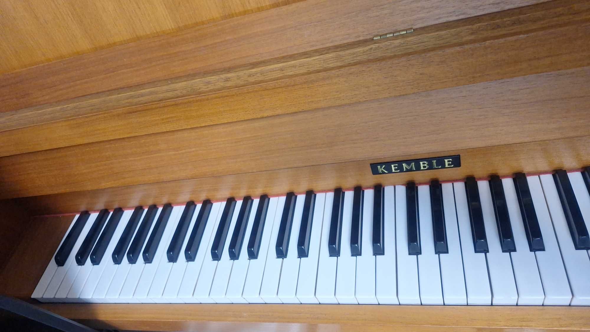 Продавам пиано Kemble