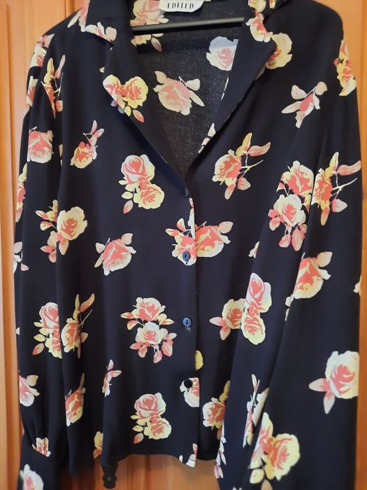 Frumoasa bluza din vascoza neagra cu imprimeu floral mărimea 42