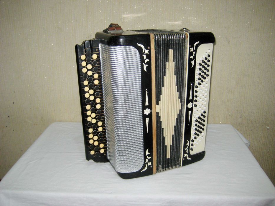 Баян отличном рабочим  играющим состоянии!