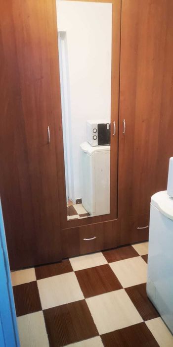 Inchiriez spatiu cu intrare exterioara .