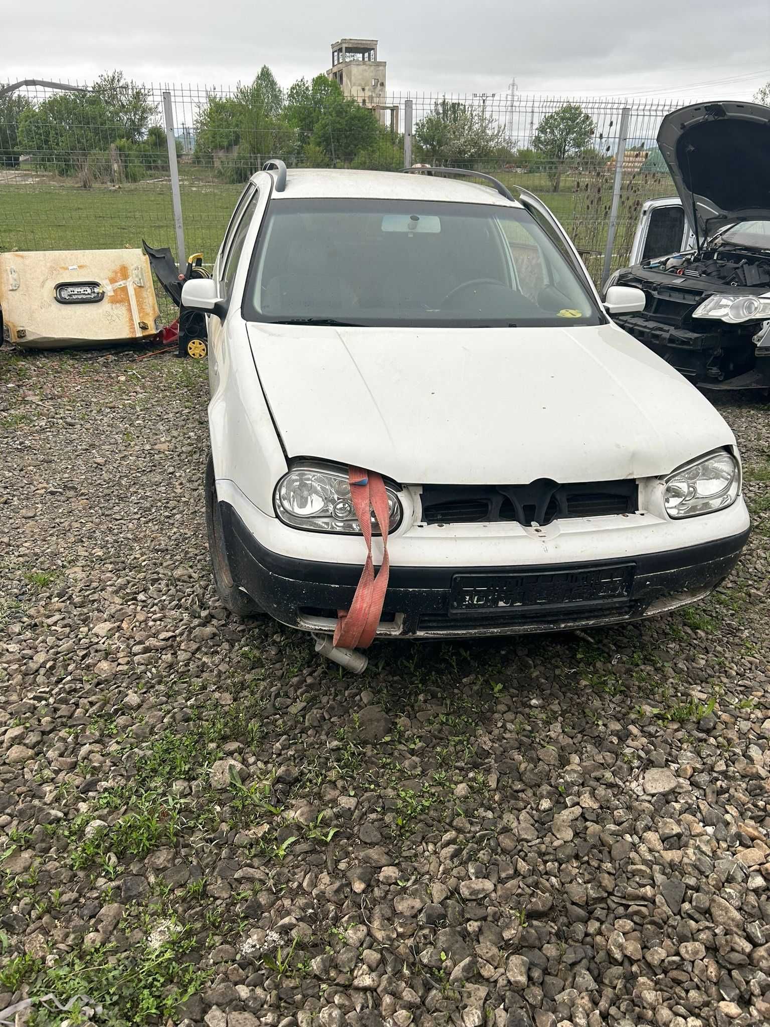 Dezmembrez Golf 4 1.6 Benzina Cod motor AUS