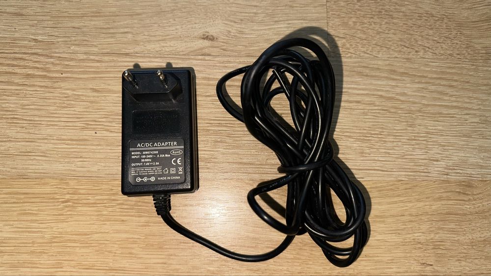 Alimentaror 7,4 V 2,5A DC transformator incarcator 12 V 2 Amperi