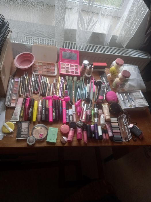 Vând produse de makeup peste 95 % sunt noi noute