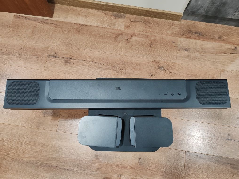 JBL Bar 800 с Dolby Atmos, Безжични съраунд говорители и Субуфер. 
JBL