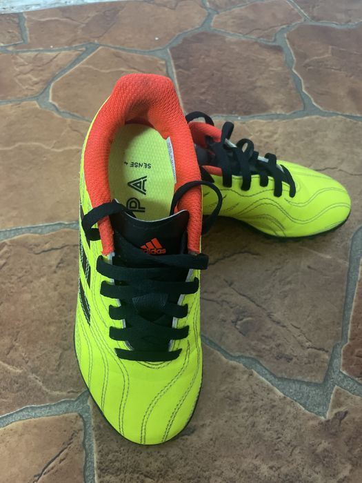 Ghete fotbal pentru copii,Adidas marimea 31, in stare impecabila!