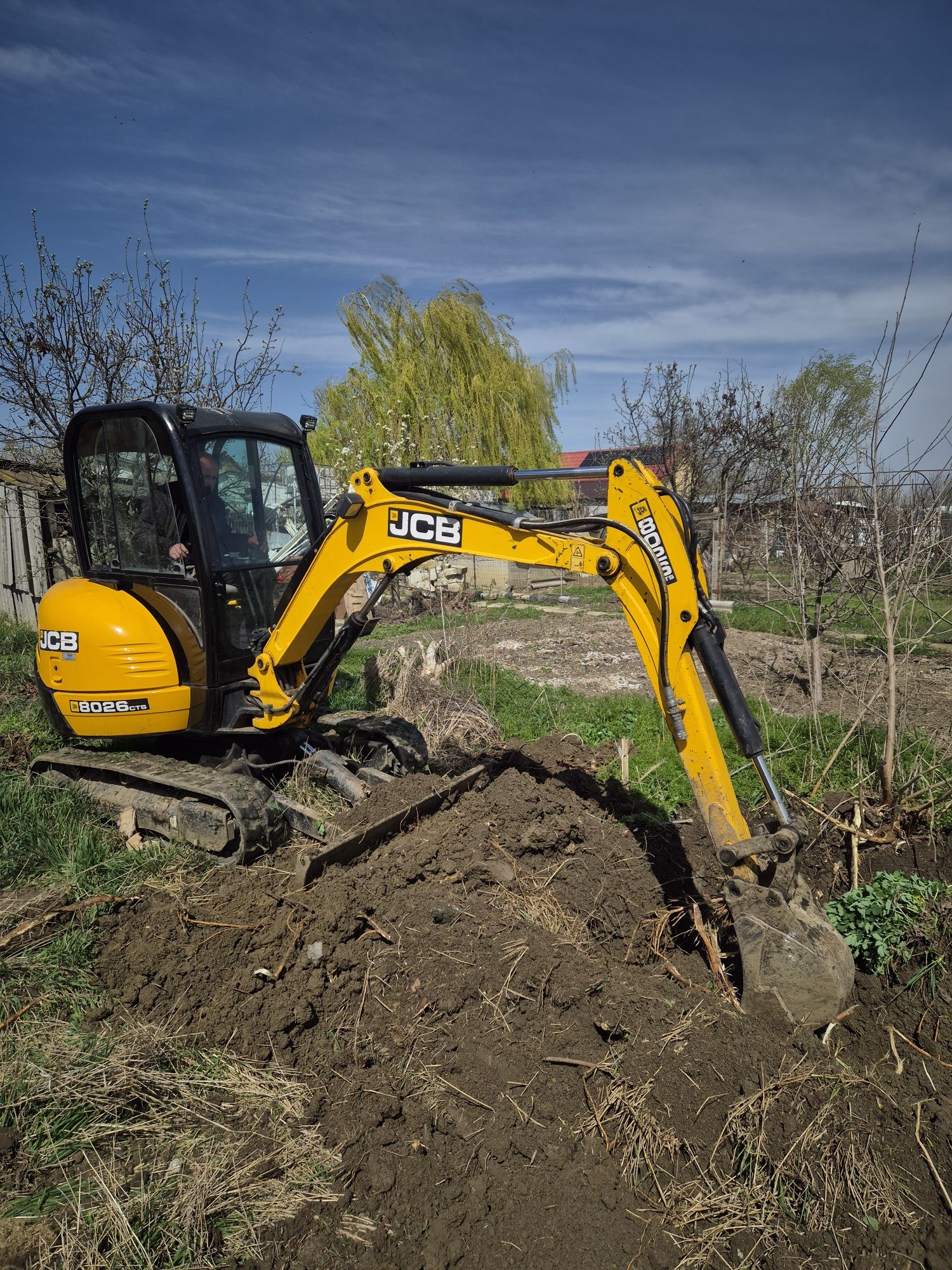 Miniexcavator inchiriez