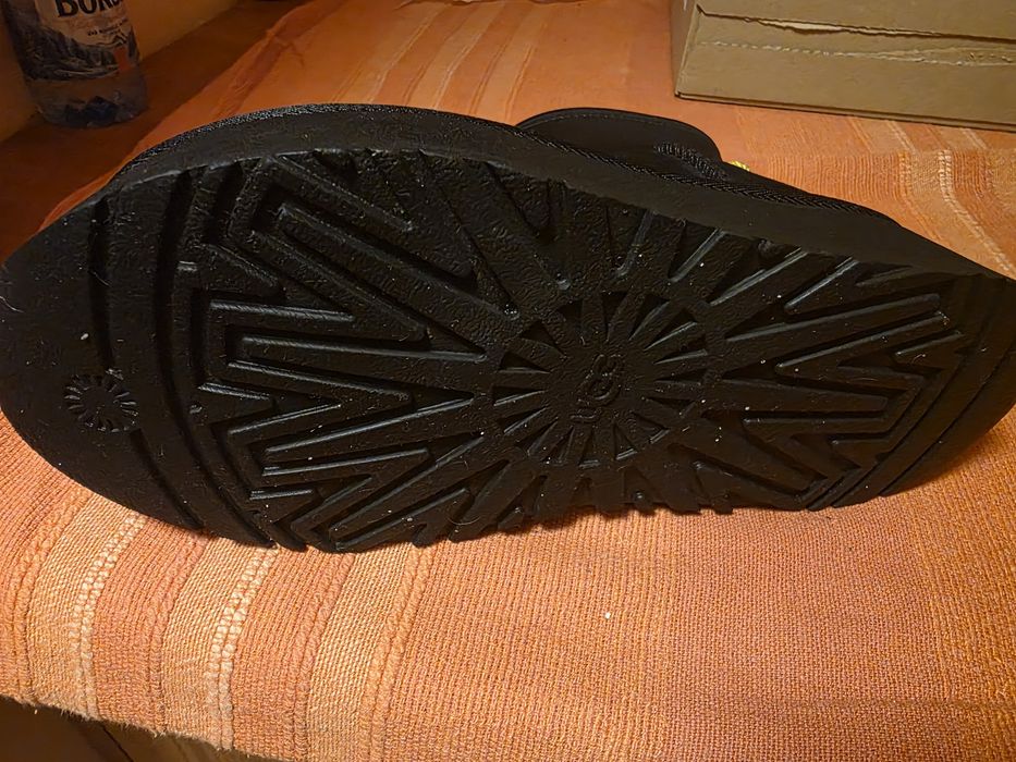 Vând Botine UGG  din piele