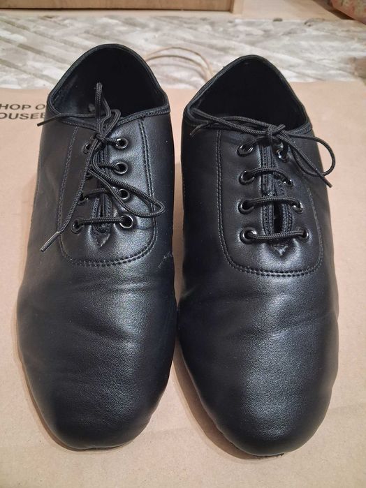 Момчешки обувки за латино танци.