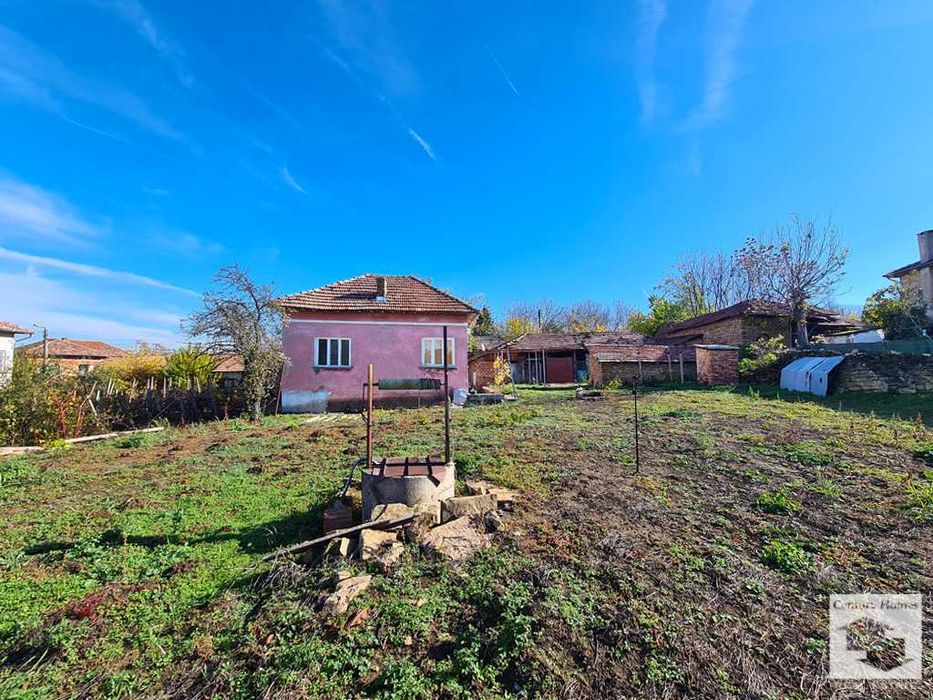 140329 Къща с равен двор и кладенец, в добро състояние, в с. Дъскот