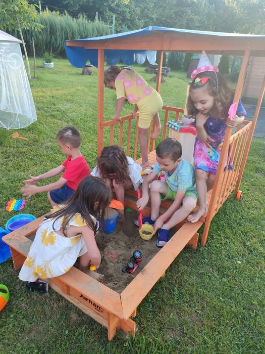 LOC de JOACĂ in aer liber și PISCINĂ