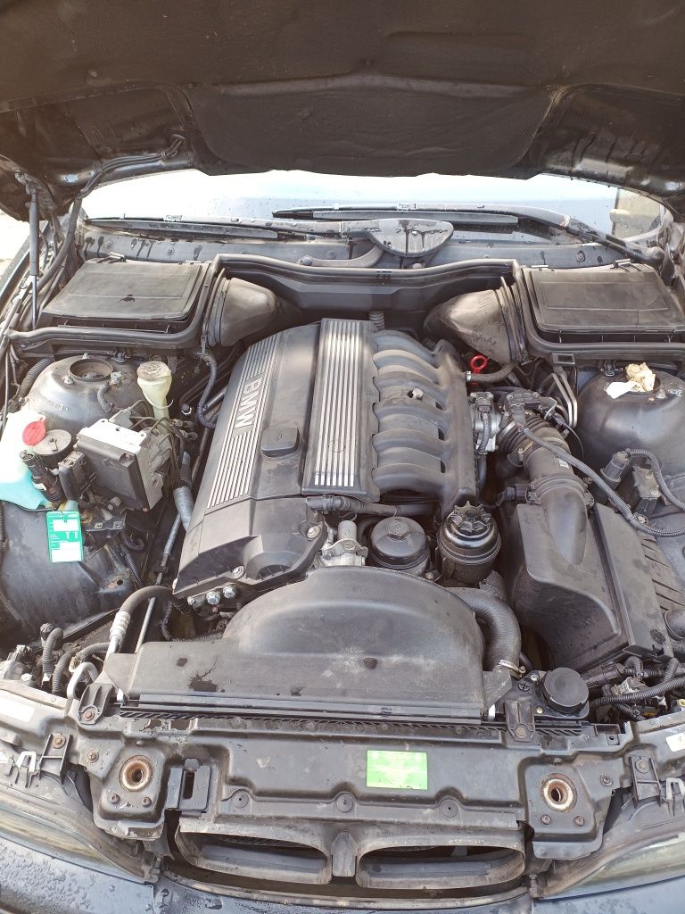 Dezmembrez bmw 528i e39