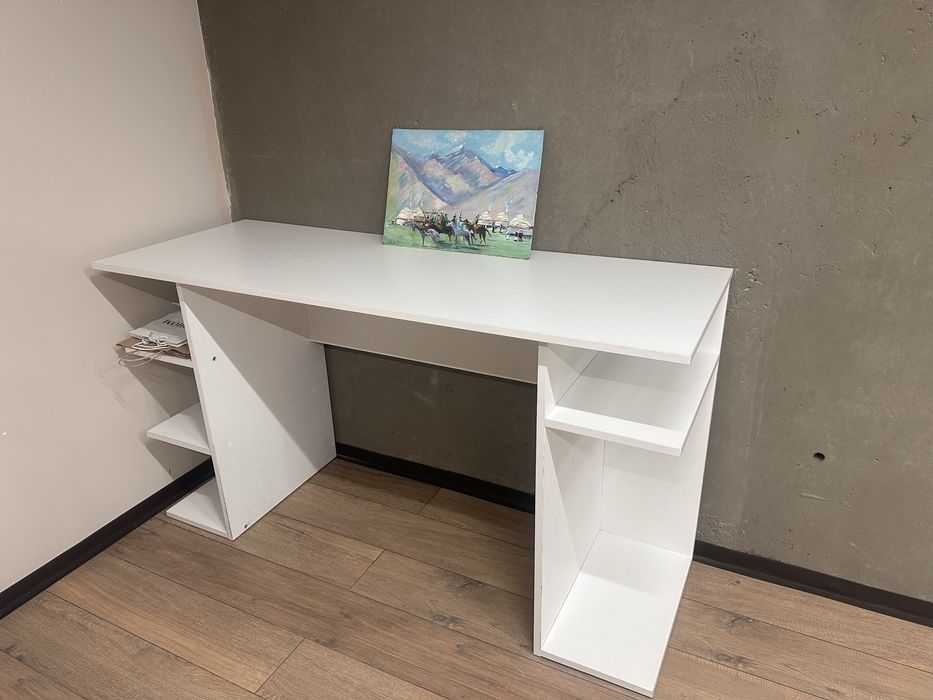 Белый офисный стол