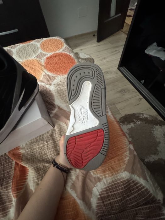 Adidași Jordan – Mărimea 38.5 (US 7.5Y)