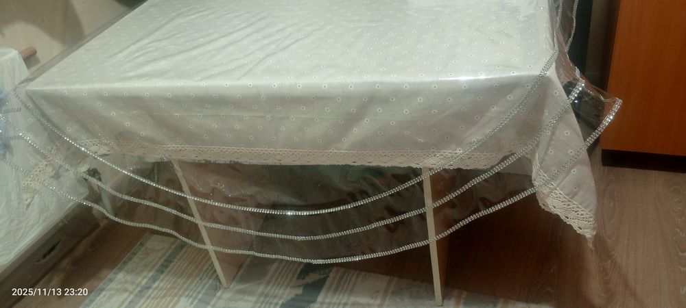 Стол стулья в нормальном состояние