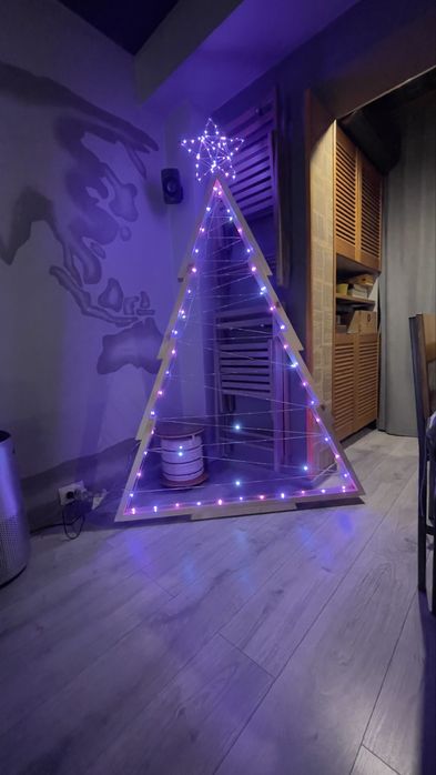 Brad decorativ din lemn cu instalație smart – control din telefon