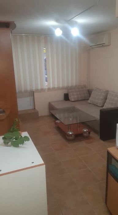 Собственик дава под наем обзаведена боксионера кв. Цветен ул.Божур