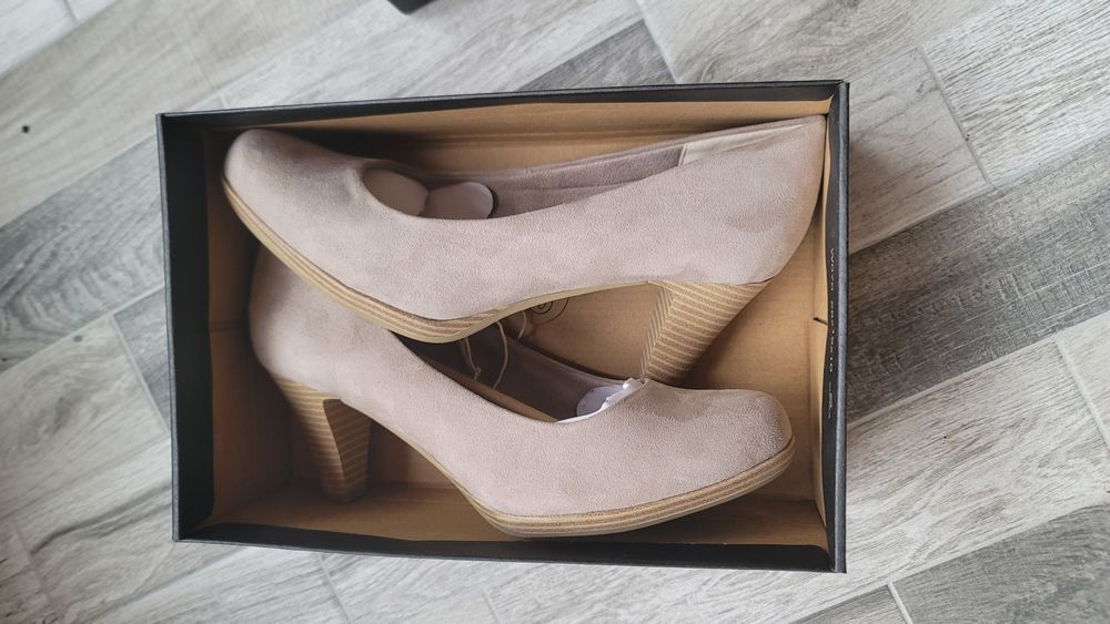 Pantofi noi la cutie