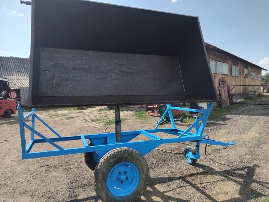 Remorca basculabila pe o parte