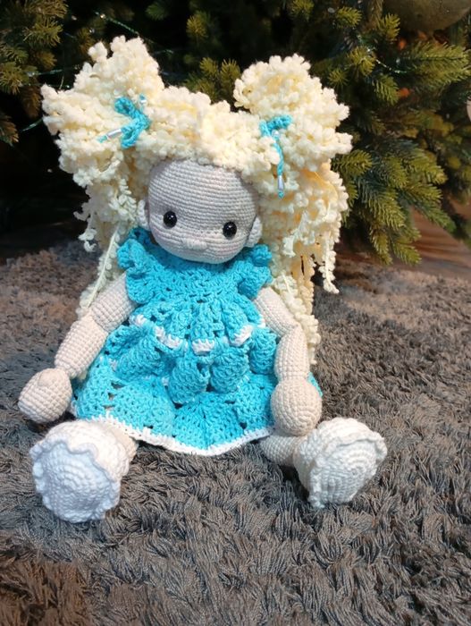 Вязаная куколка амигуруми