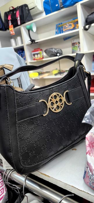 Vand haine si genti  dama in stare impecabila