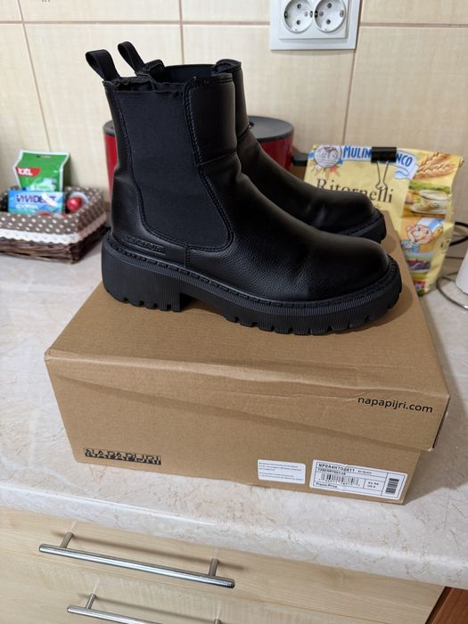 Ghete piele naturala Napapijri