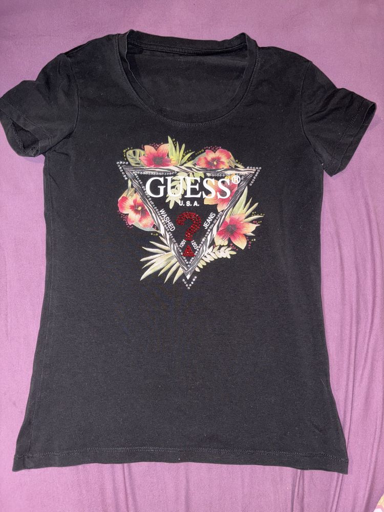 Оригинална тениска на guess, XS размер.