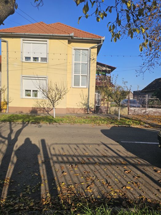 Casa cu doua apartamente