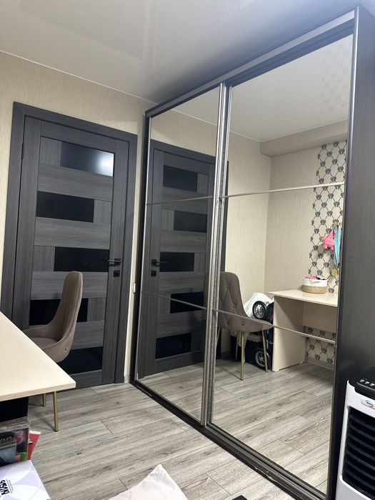 Продам зеркальный шкаф купе в хорошем состоянии!