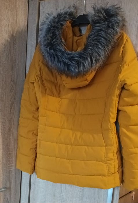 Geaca de iarna calduroasa cu gluga culoare mustar