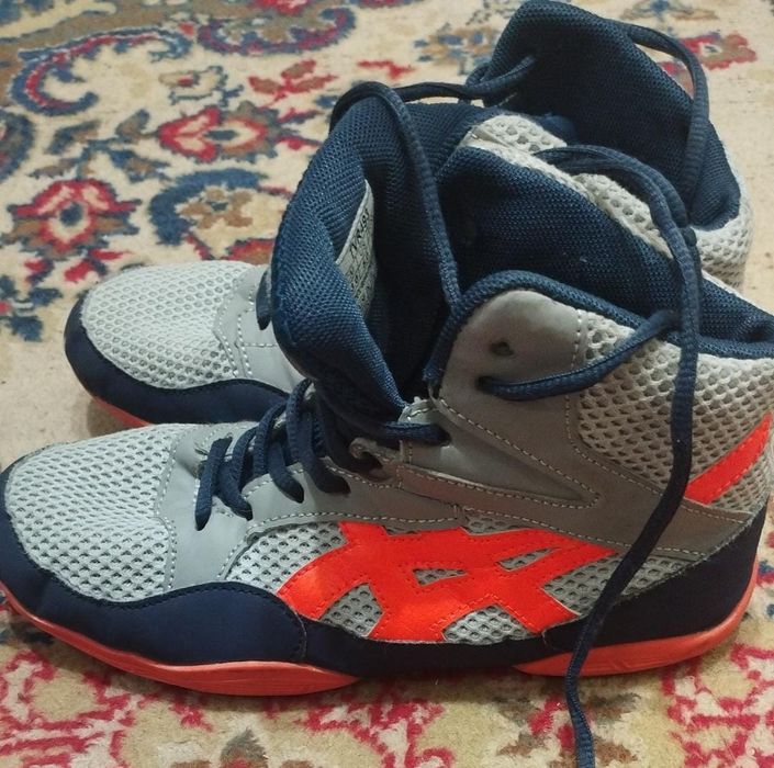 Продам нательник и борцовки