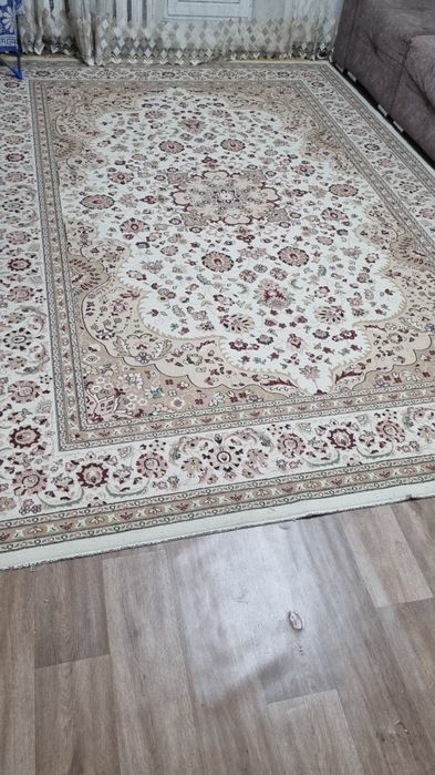 Продам ковер, столы