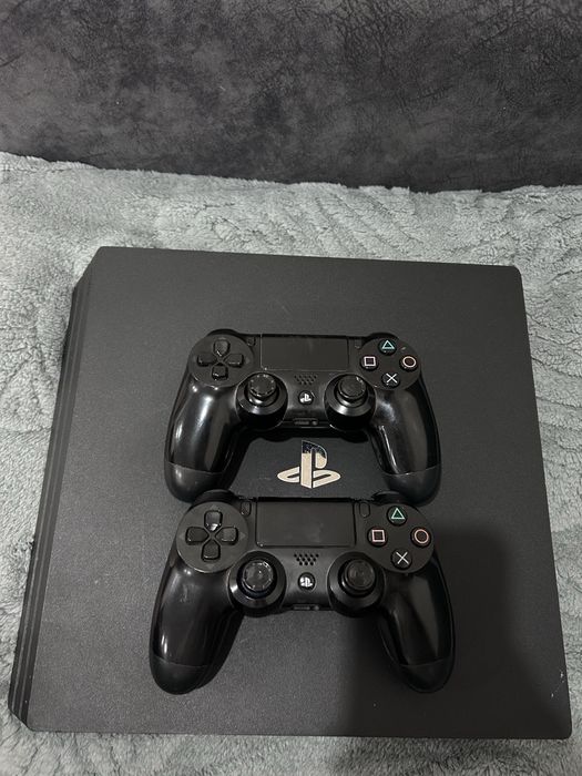 PlayStation 4 Pro (1TB) в отличном состоянии!