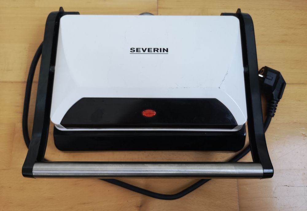 GRILL, sandwich-maker ideal pentru prepararea carnii, pestelui si legu