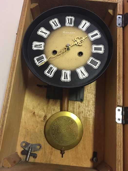 Античен старинен часовник и радио