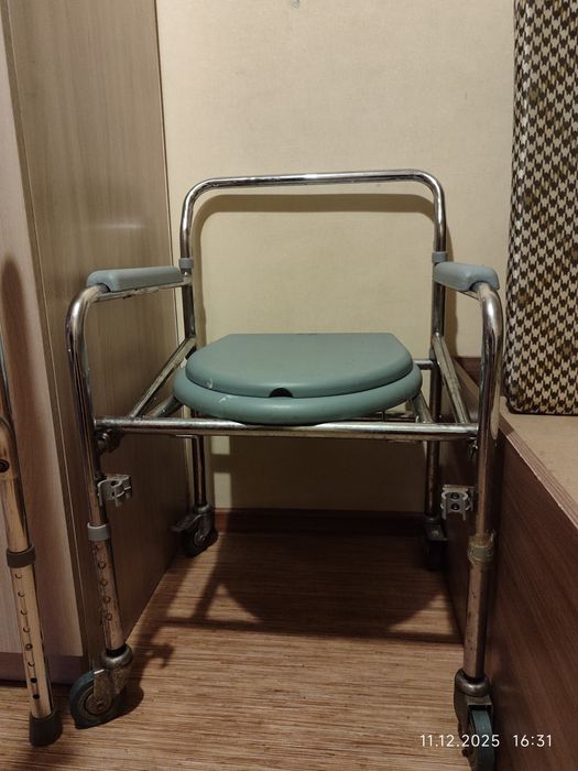Ходунки и санитарный стул 20000 тг.