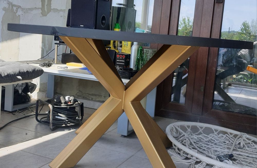 Masa  cu picior metalic