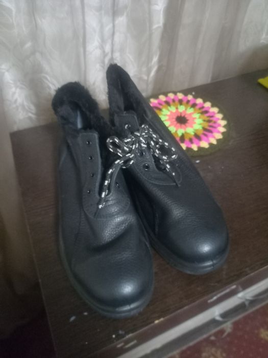 Продам зимние спецботинки.