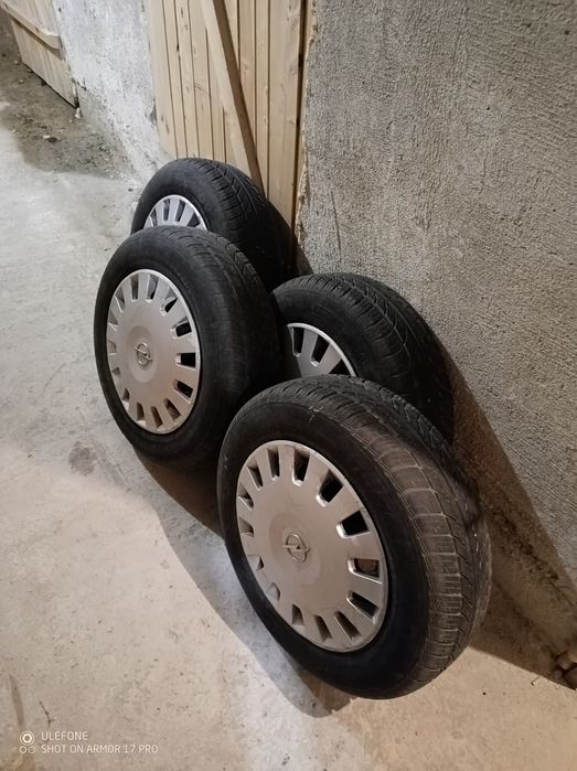 Зимни гуми с джанти и тасове.