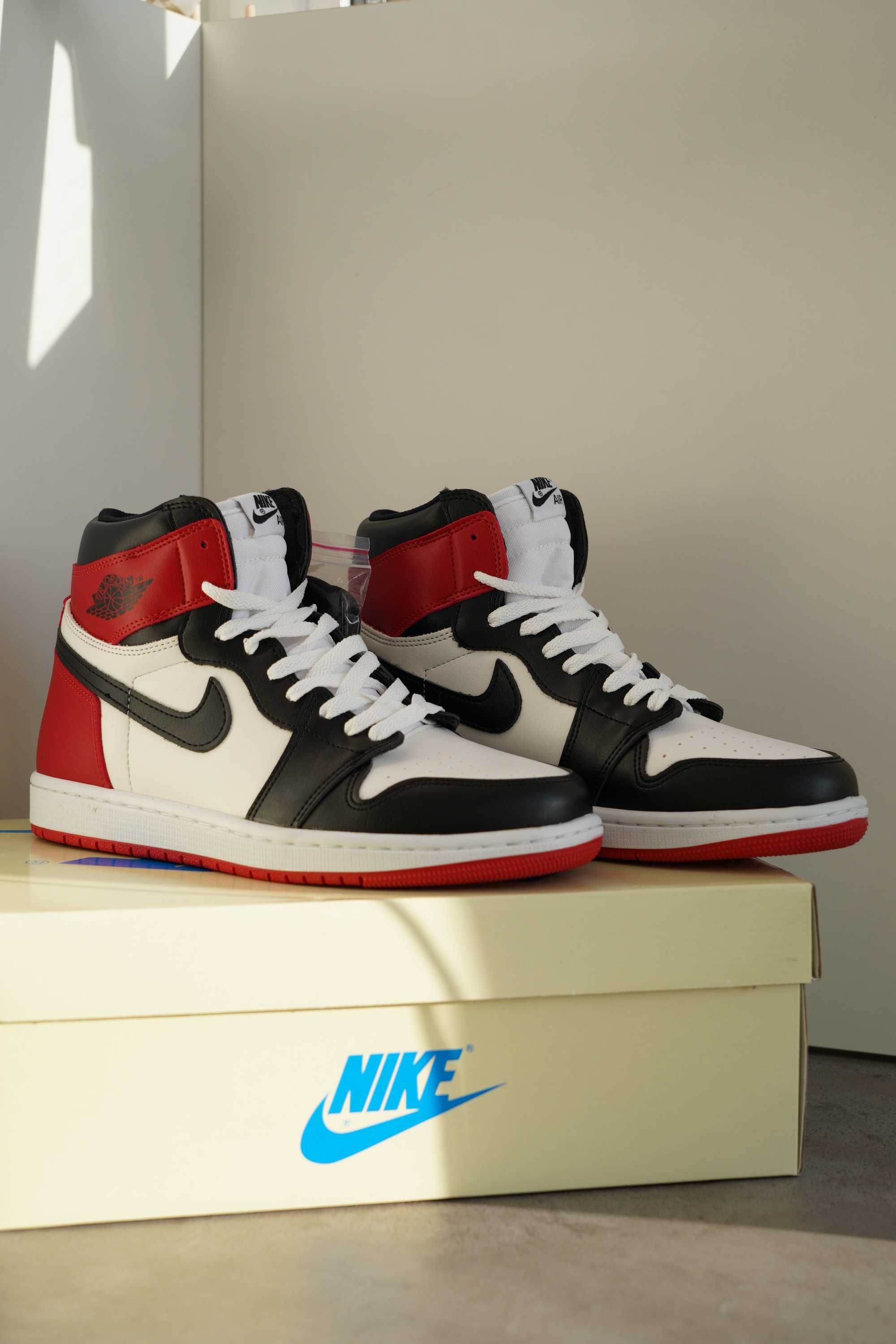 Adidași Jordan 1 Retro High OG Black Toe, Unisex, Cu Cutie / Accesorii