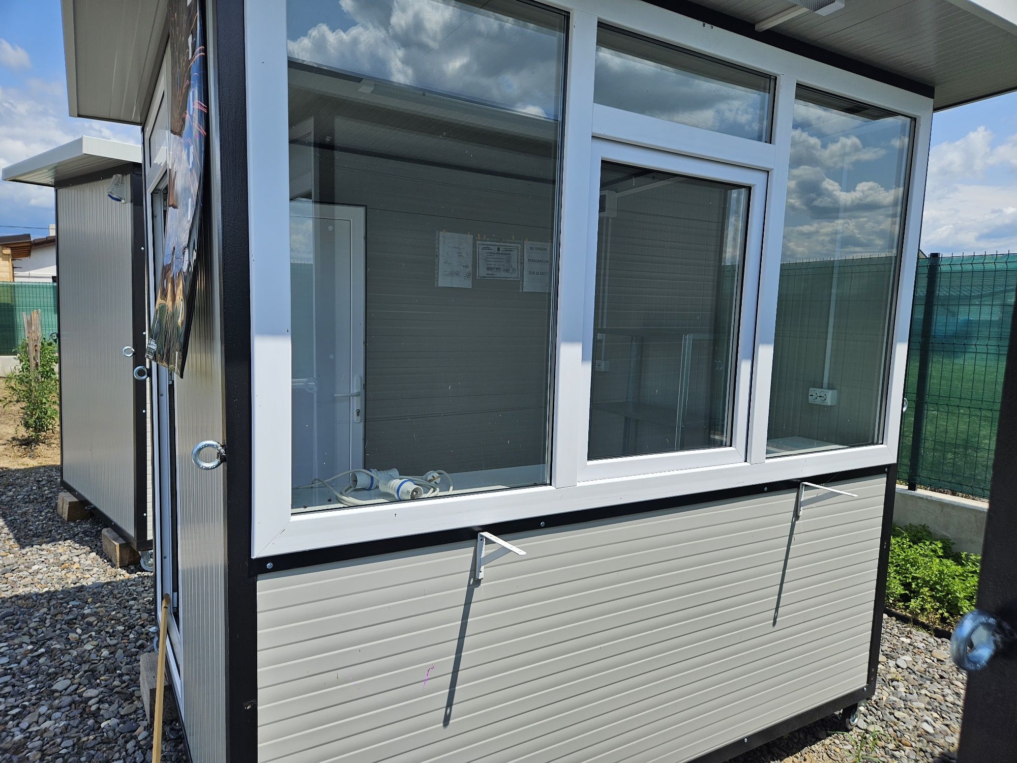 Vând containere/ chioscuri metalice de 3/2