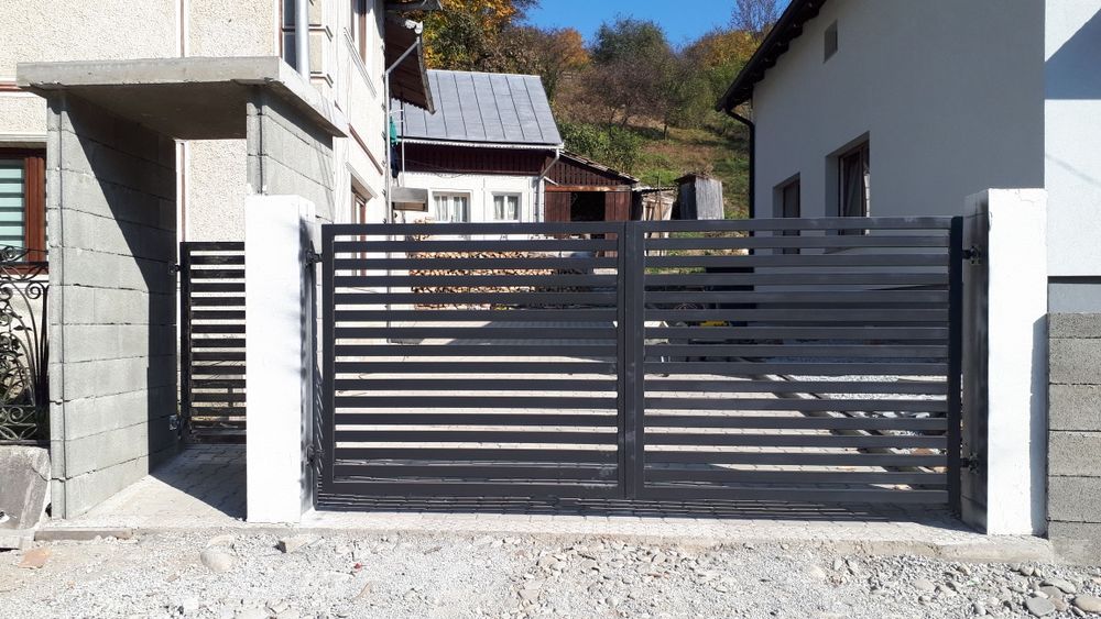 Porți acces auto si portiță pietonala