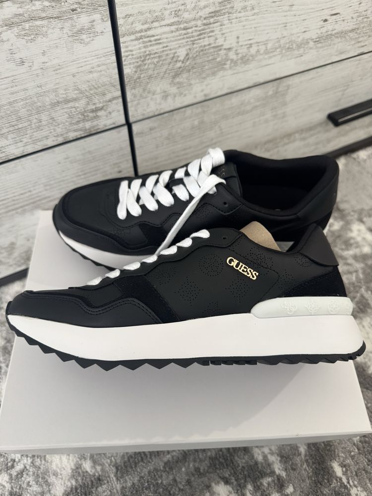 Обувки Guess