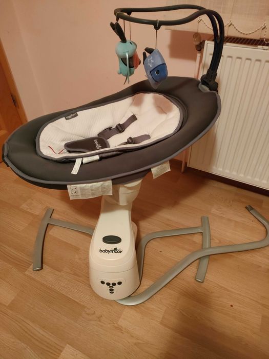 Balansoar rotativ pentru bebeluși pe baza de bateri.