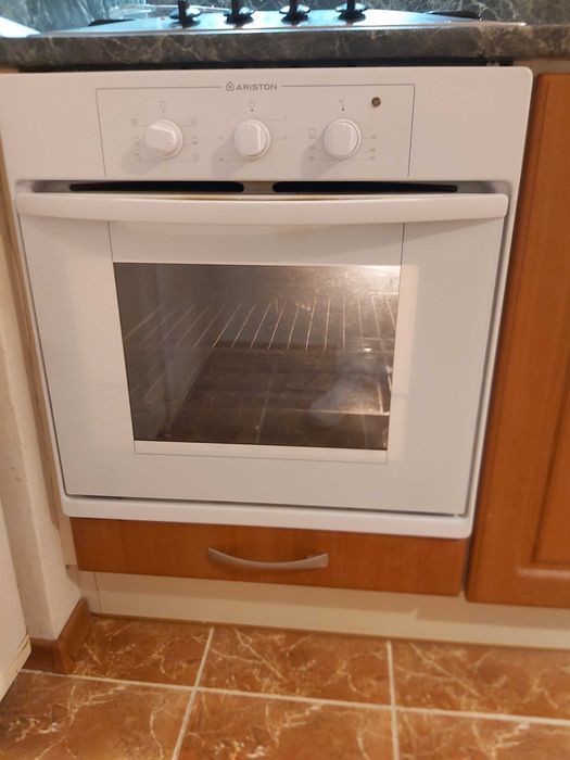 Продавам СПЕШНО фурна за вграждане Ariston